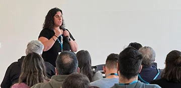 Ana Cirujano dando una charla